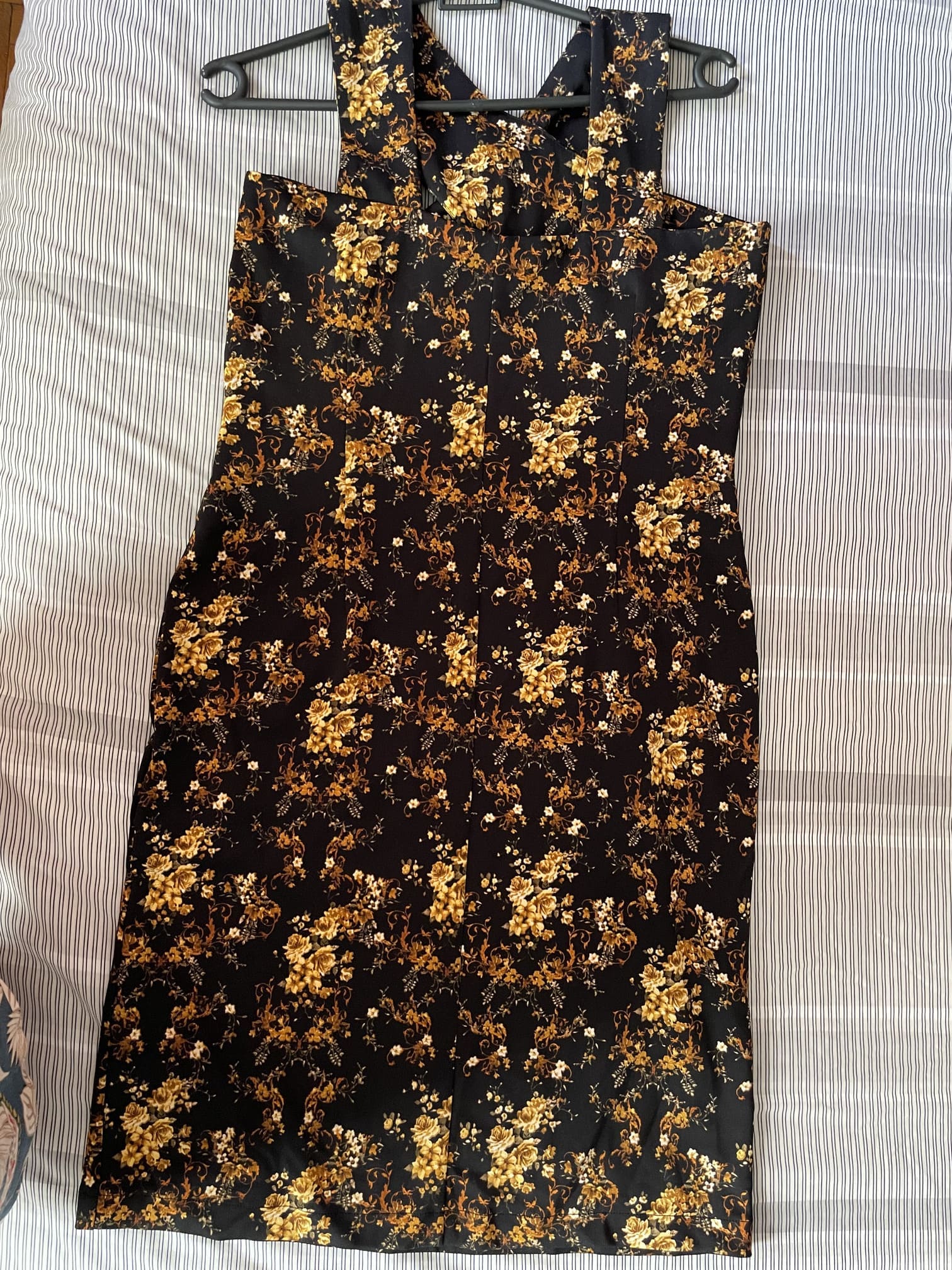Vestido Preto florido mini, justo, casual e elegante