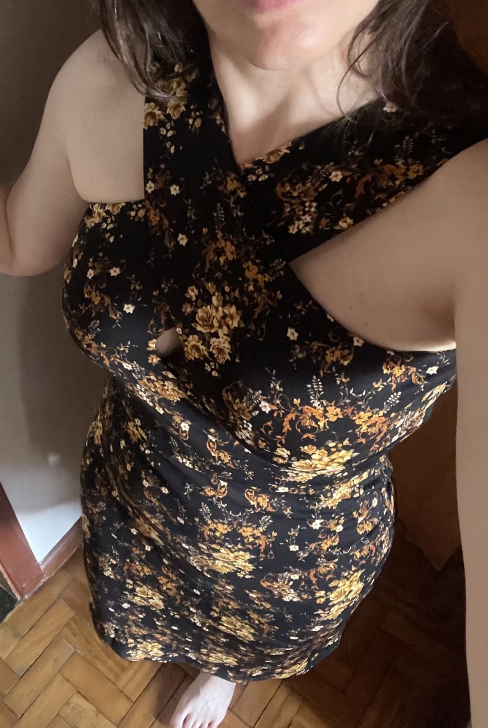 Vestido Preto florido mini, justo, casual e elegante